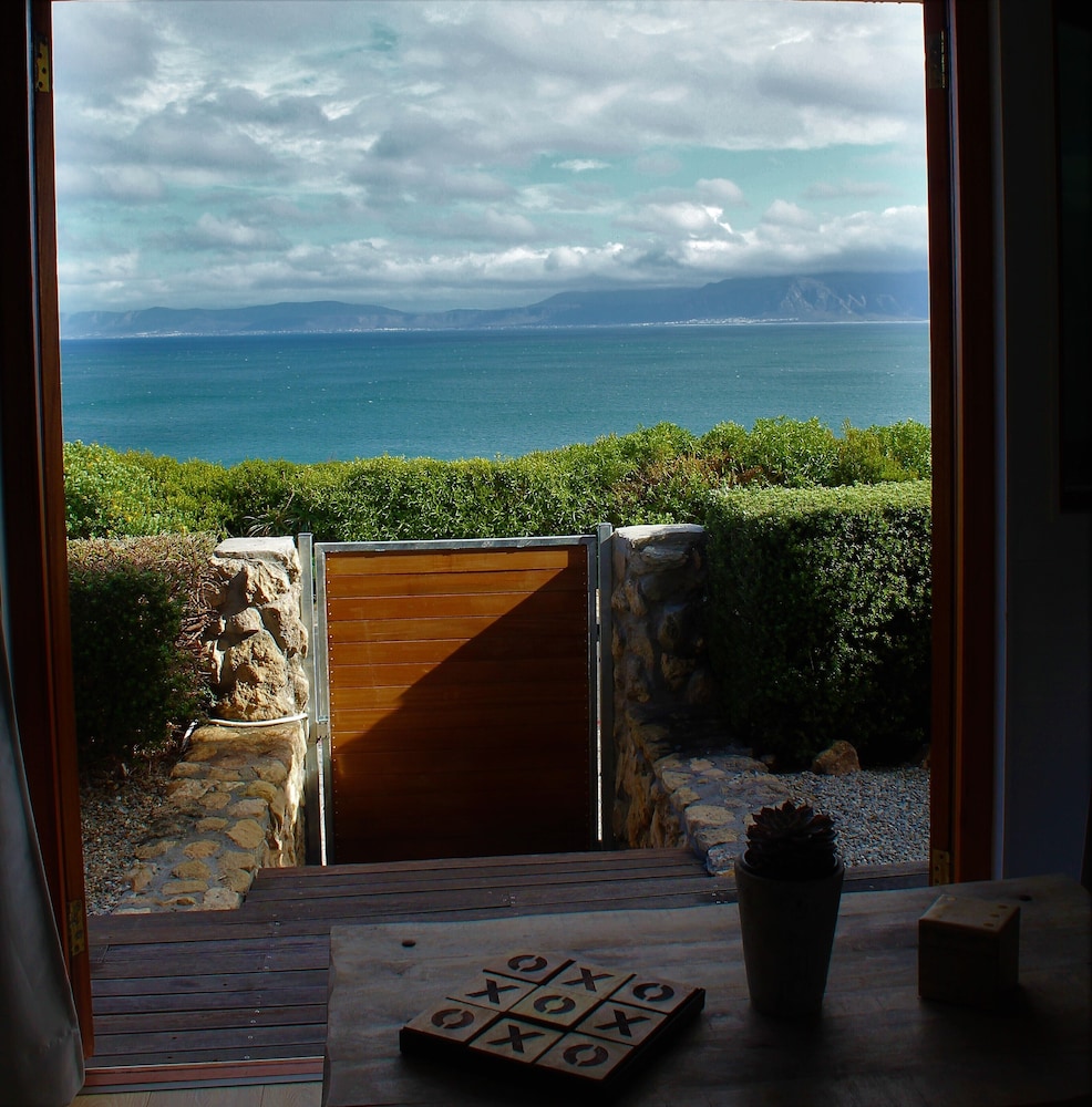 Luxury Suite, 1 Queen Bed, Ocean View, Oceanfront photo 1
