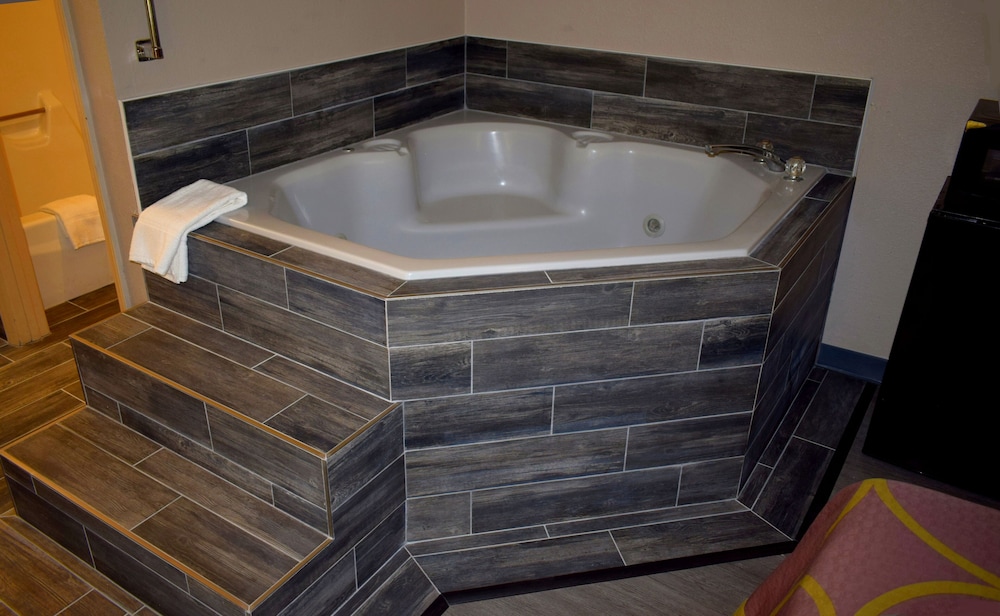 Studio Suite, 1 King Bed, Non Smoking, Hot Tub - Photo 8