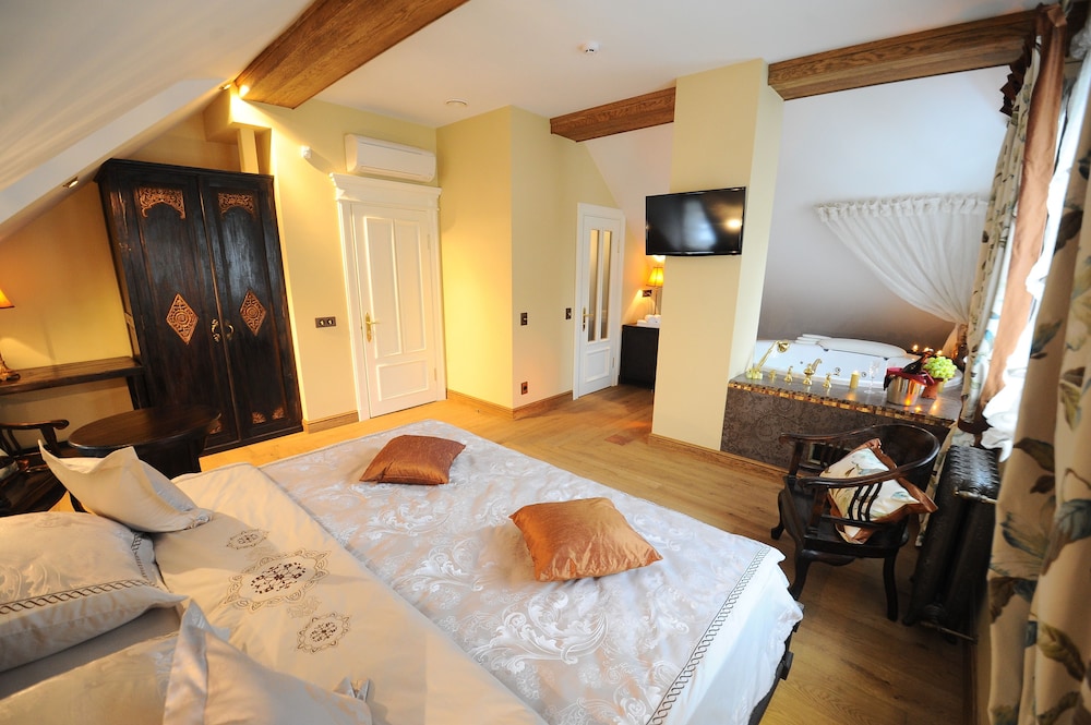 Luxury Suite, Jetted Tub, City View photo 2
