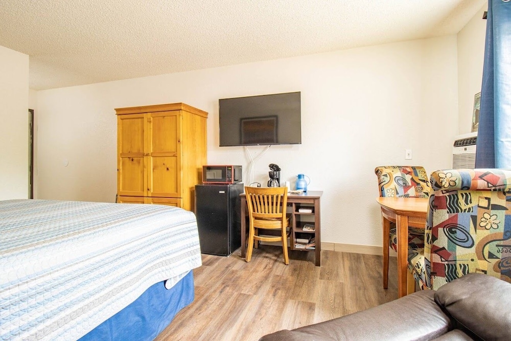 Deluxe Room, 1 King Bed, Mountain View photo 3