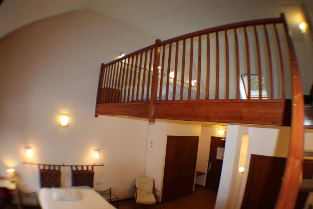 Duplex, Mezzanine