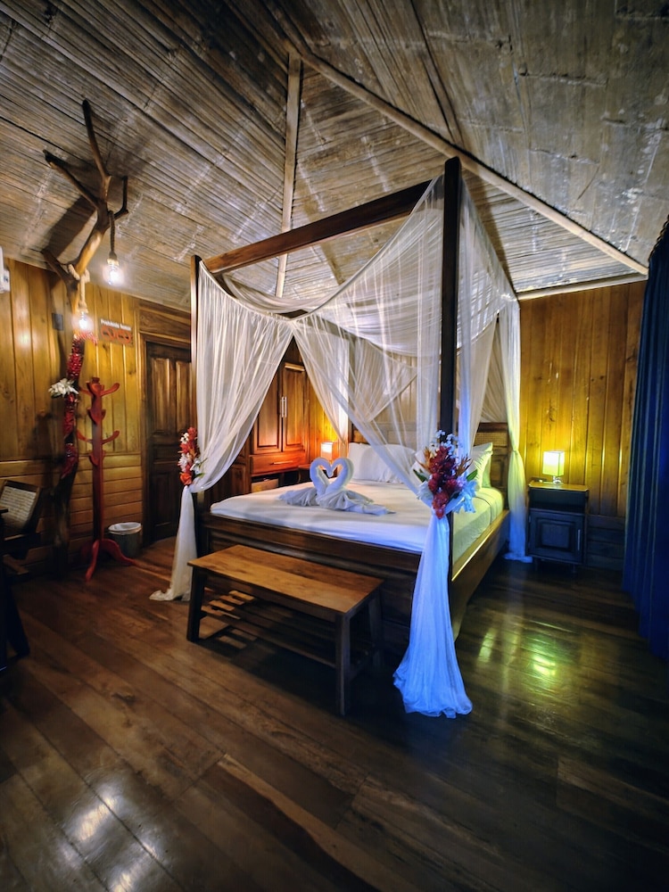 Luxury Chalet, 1 Queen Bed, Non Smoking photo 1