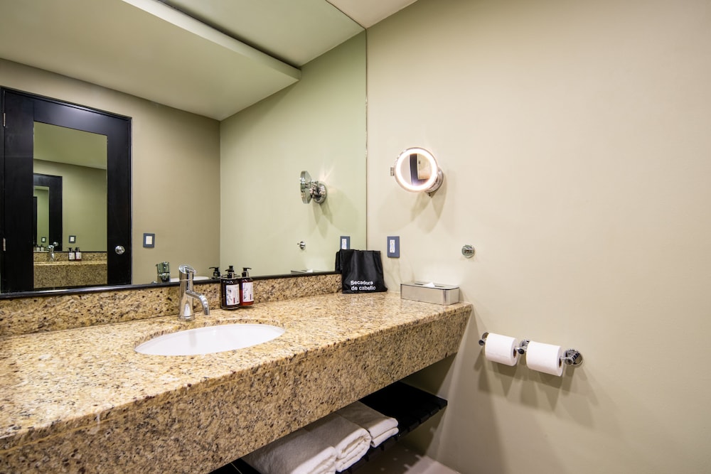 Standard Room, 2 Queen Beds, Accessible, Club Lounge Access - Photo 6