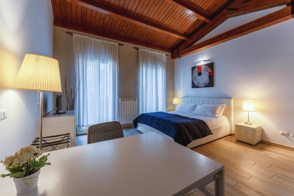 Family Studio (F)