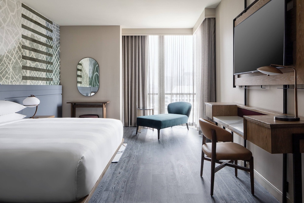 Club Room, 1 King Bed, City View - Photo 1