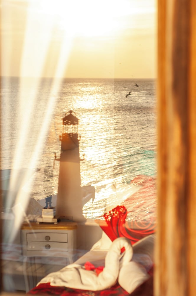 Deluxe Suite, Beach View photo 3