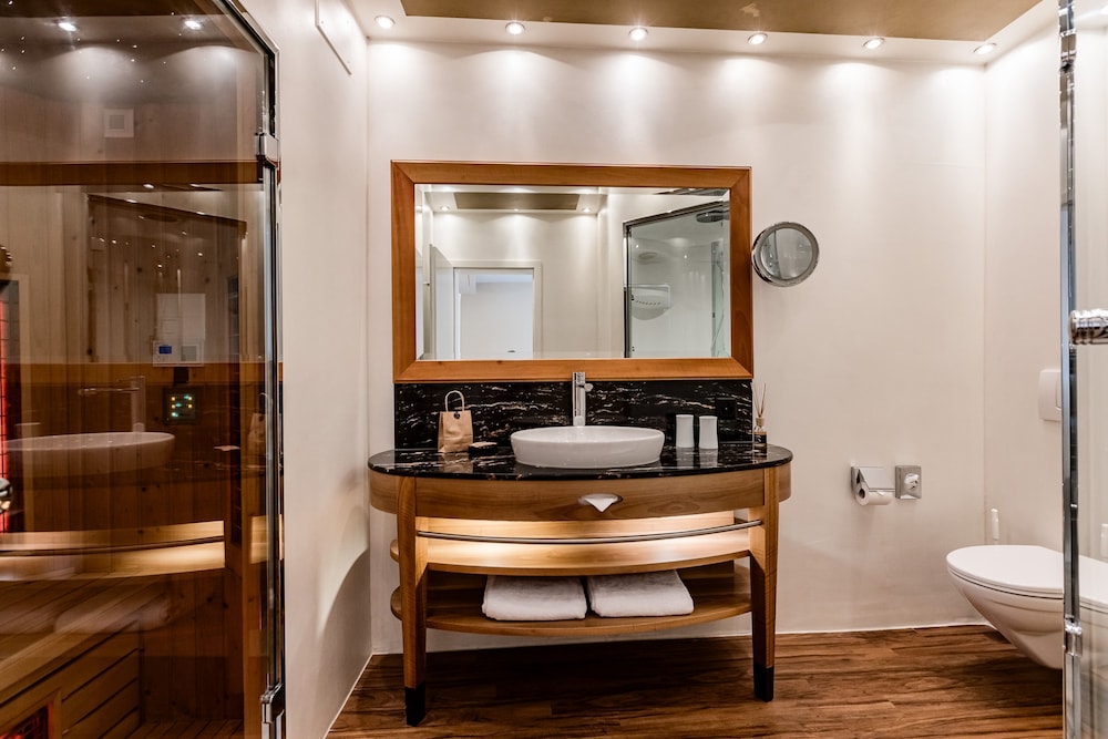 Suite, Hot Tub, River View (with Balcony) - Photo 7
