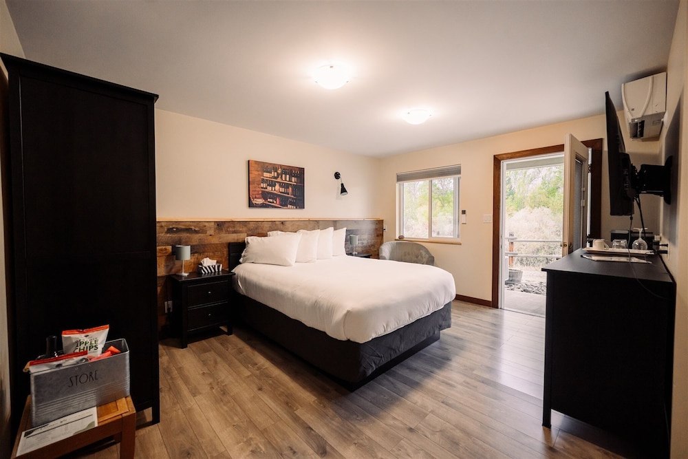 Deluxe Double Room, 1 Queen Bed, Private Bathroom photo 1