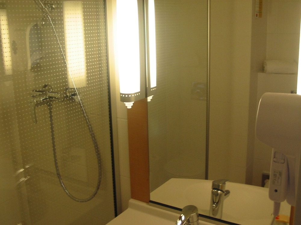 Standard Room, Multiple Beds - Photo 4