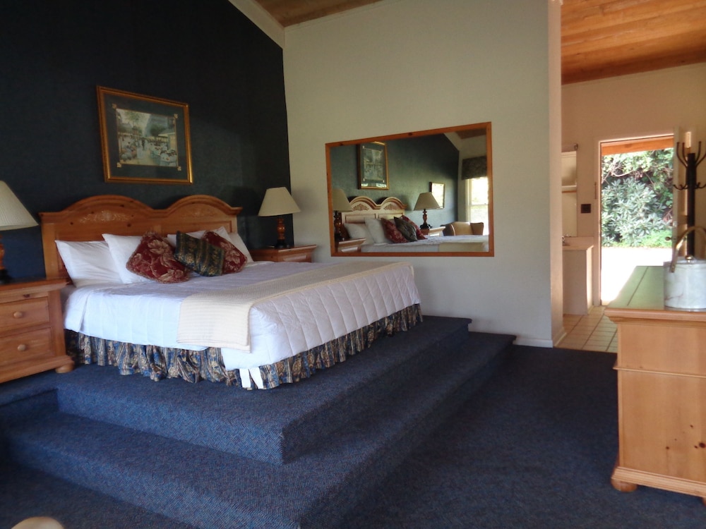Suite, 1 King Bed, Jetted Tub, Mountain View photo 3