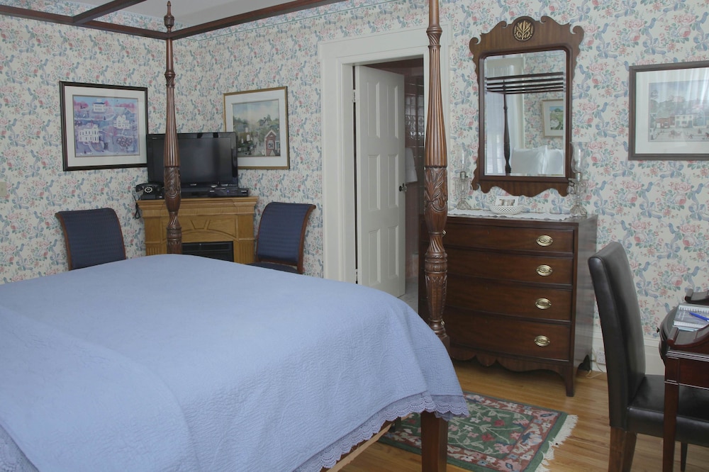 Room, Private Bathroom (Jacqueline Dores)