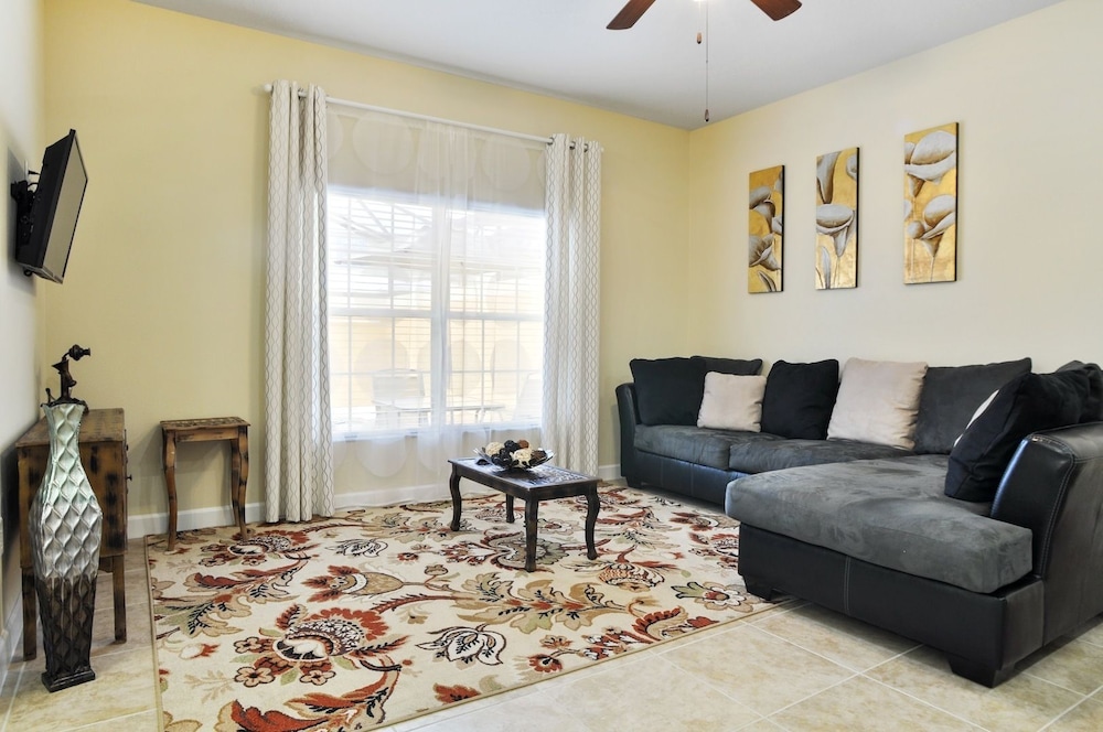 4 Bedroom Townhouse photo 2