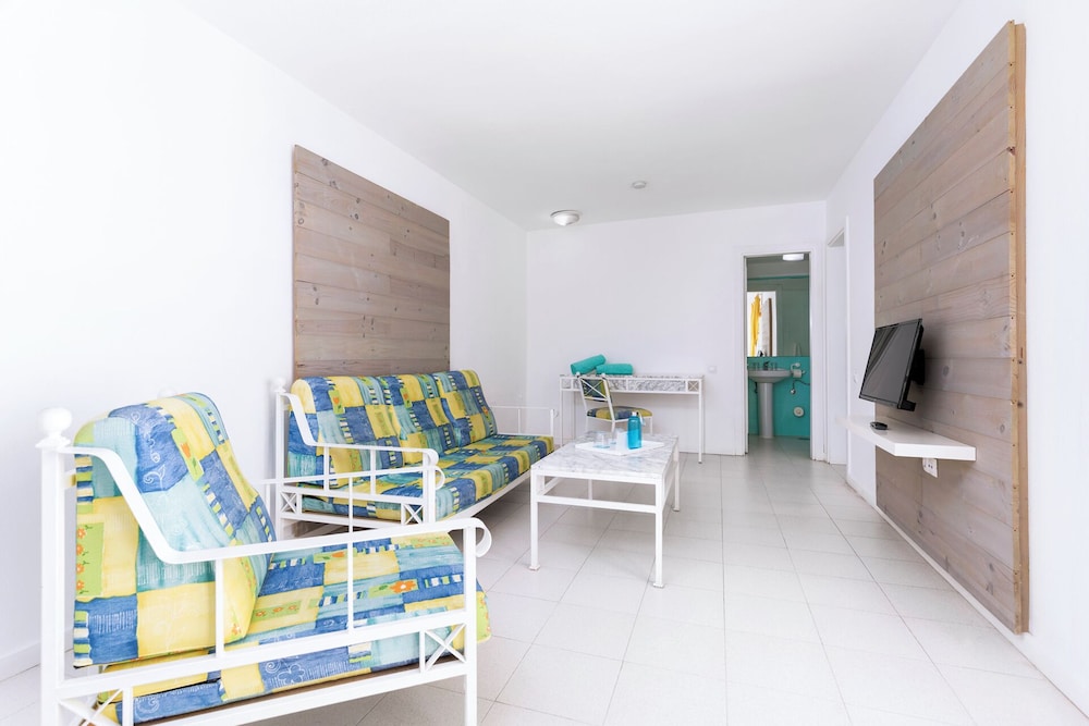 Room, 1 Bedroom, Poolside - Photo 4