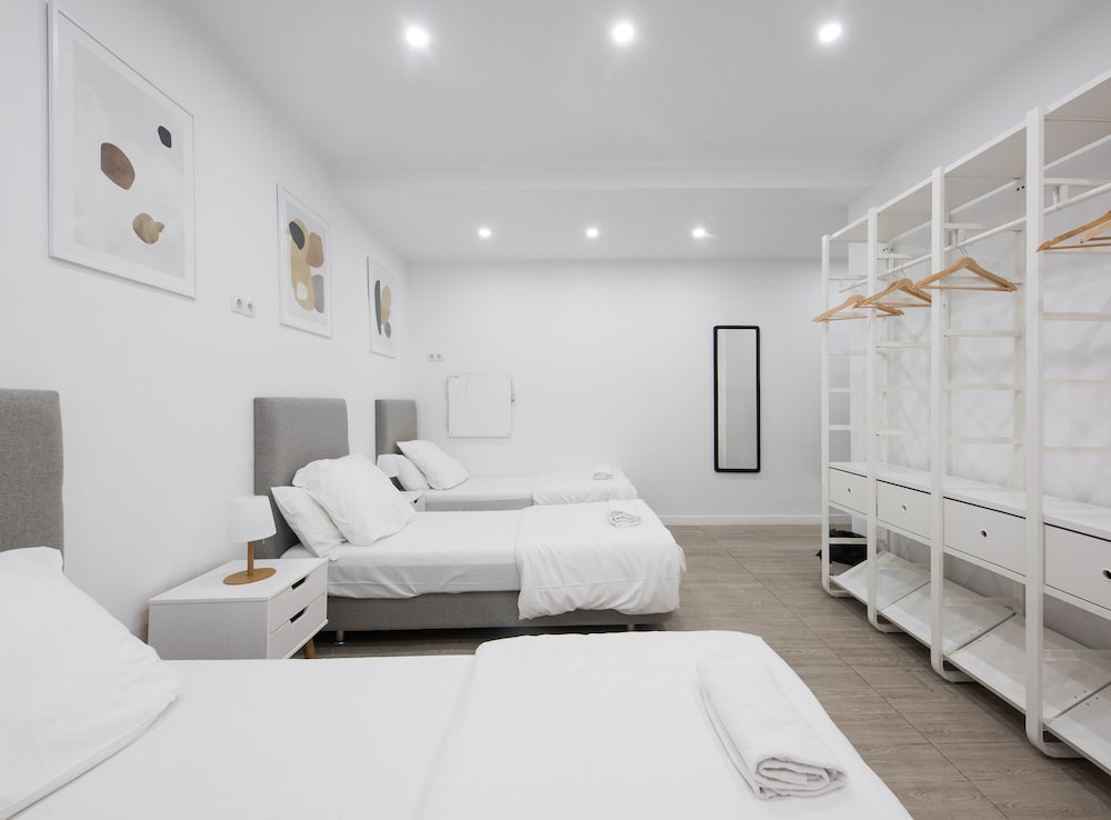 Basic Quadruple Room, Shared Bathroom photo 2