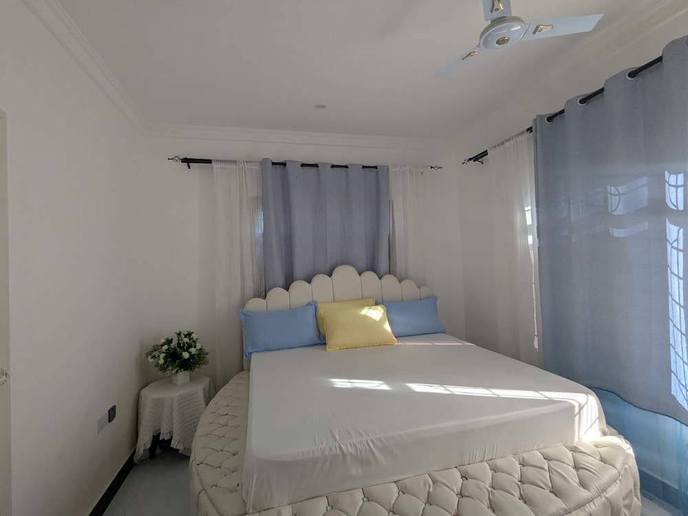 Queen Room photo 1