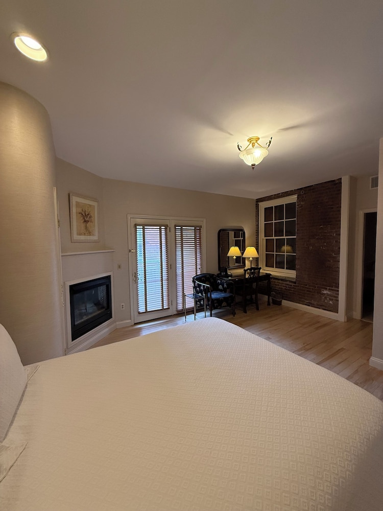 Premium Room, ONE QUEEN BED, JACUZZI with Juliet Balcony - Church Street View - Photo 1