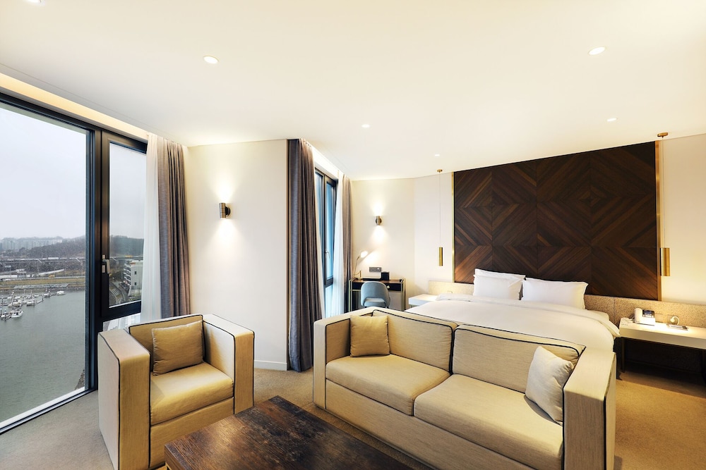 Junior Suite King (Complimentary Pool Access for 2) - Photo 8