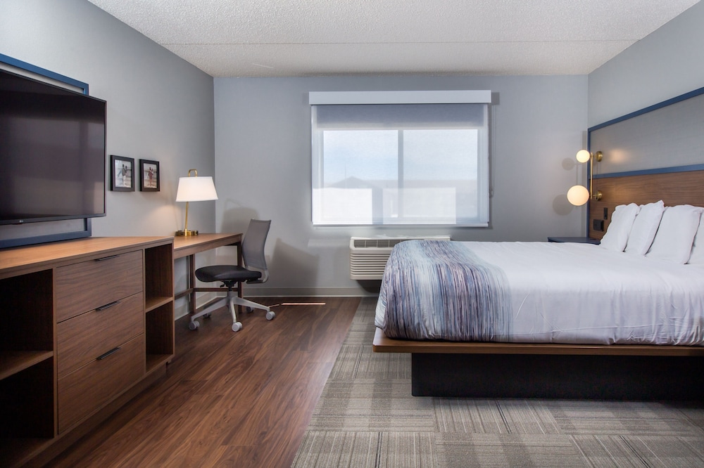 Deluxe Suite, 1 King Bed, Non Smoking - Photo 2