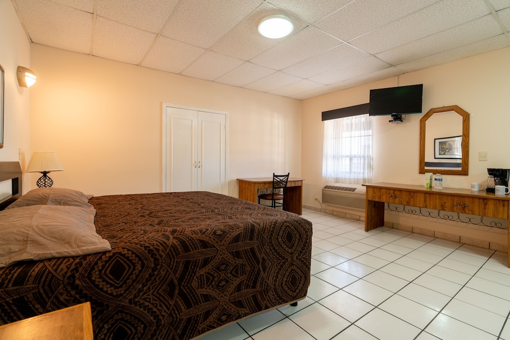 Deluxe Room, Multiple Beds, Non Smoking photo 3