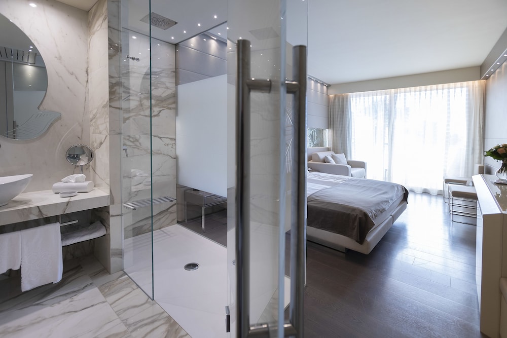Junior Suite, partial lake photo 3