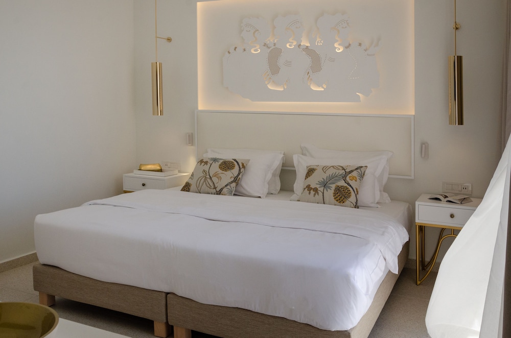 Family Room (next to Pool, Bar and Dancefloor)