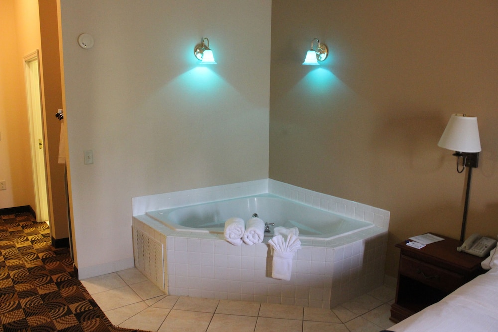 Suite, 1 King Bed, Jetted Tub (Additional Living Area) - Photo 3