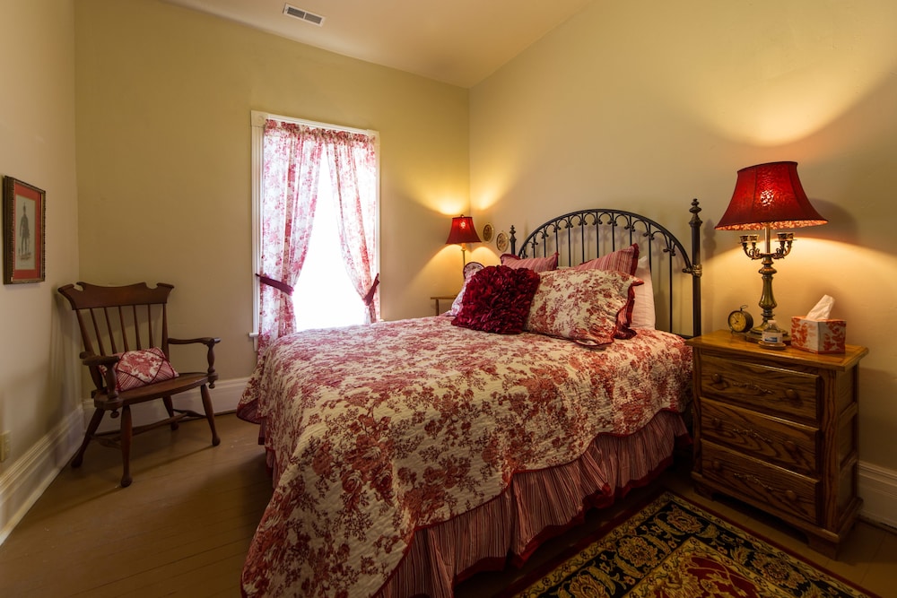 Room, 1 Queen Bed, Private Bathroom (Six.)