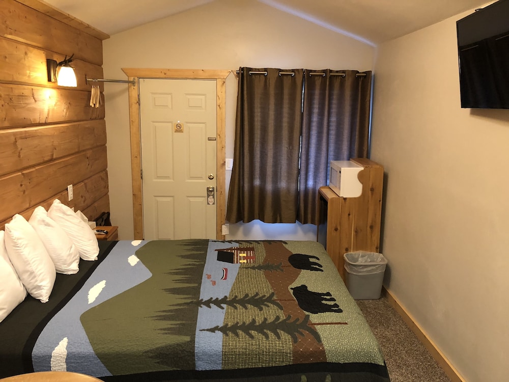 Motel, Absaroka Mountain Range (104) - Queen, Private Bath, Shower, TV, MW, F, No Roll-away photo 3