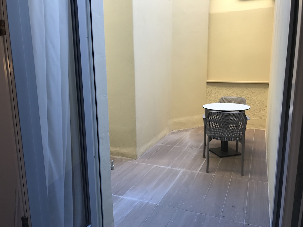 Superior Double Room, Balcony thumbnail 5