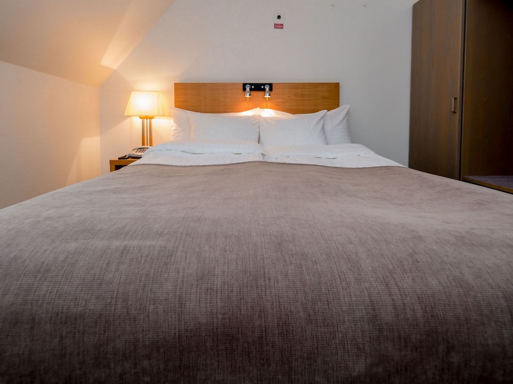 Grand lit room with queen bed photo 3