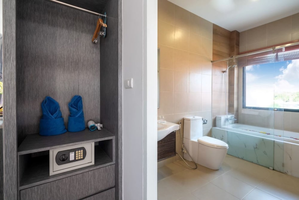 Deluxe Twin Room With Pool View photo 2