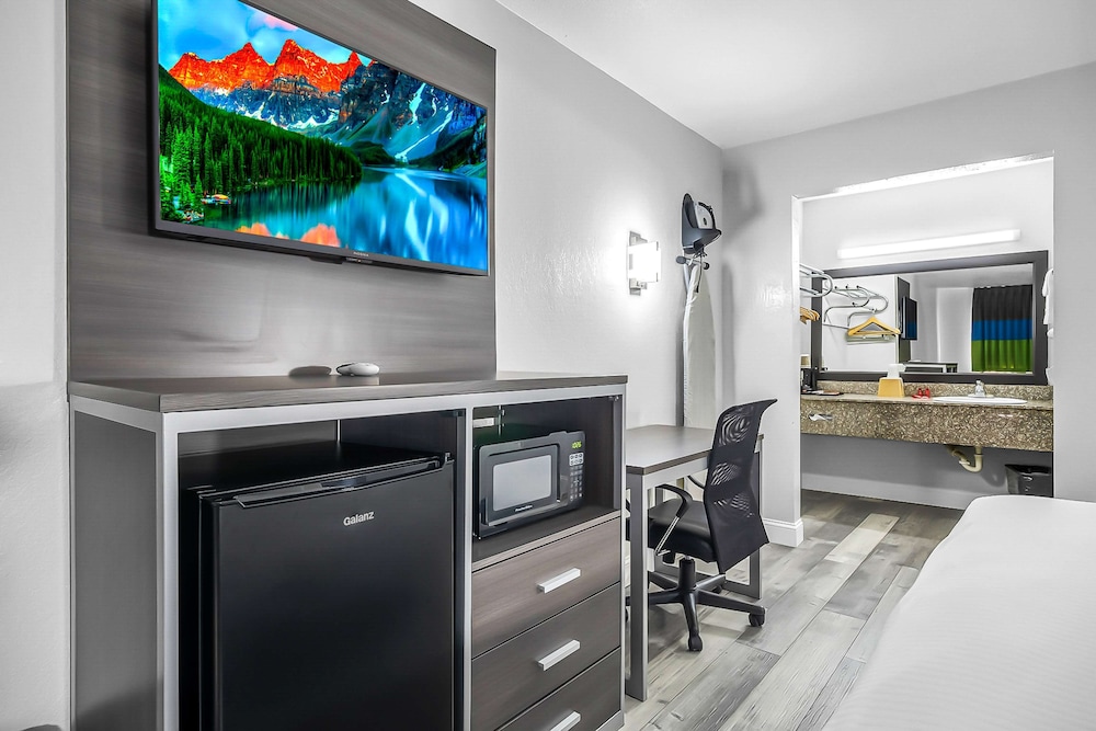 Standard Room, 1 King Bed, Non Smoking, Refrigerator & Microwave photo 3