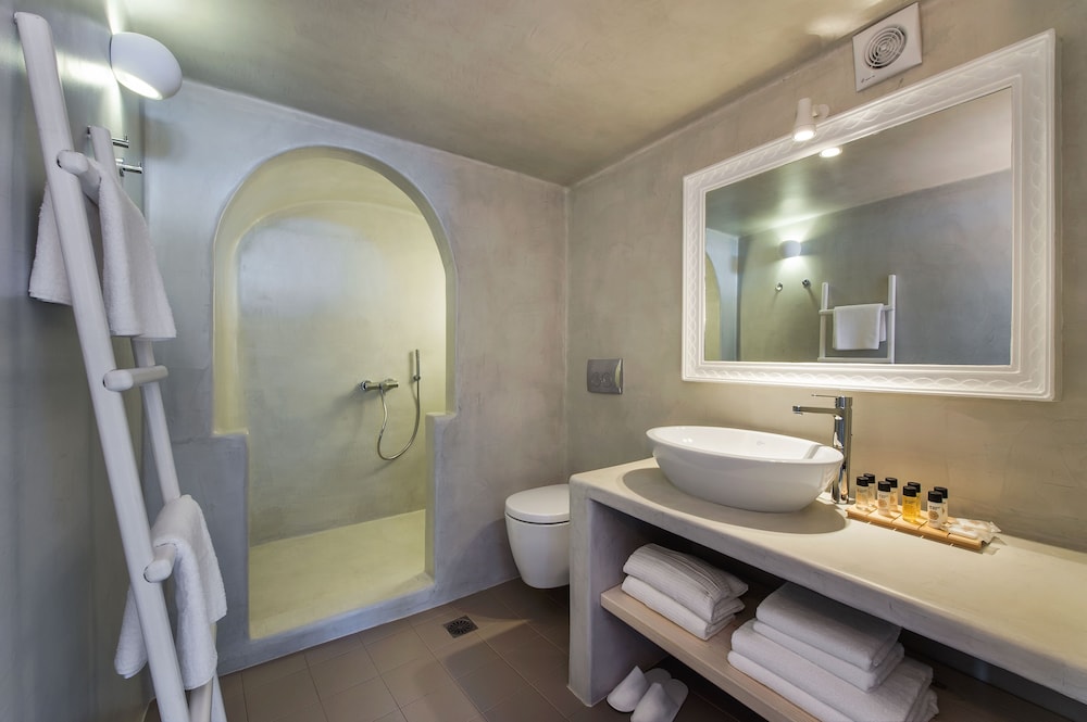 Superior Suite, outdoor Tub (Caldera View) photo 3