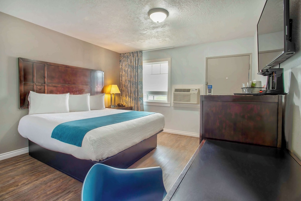 Deluxe Room, 1 King Bed, Accessible, Non Smoking photo 1