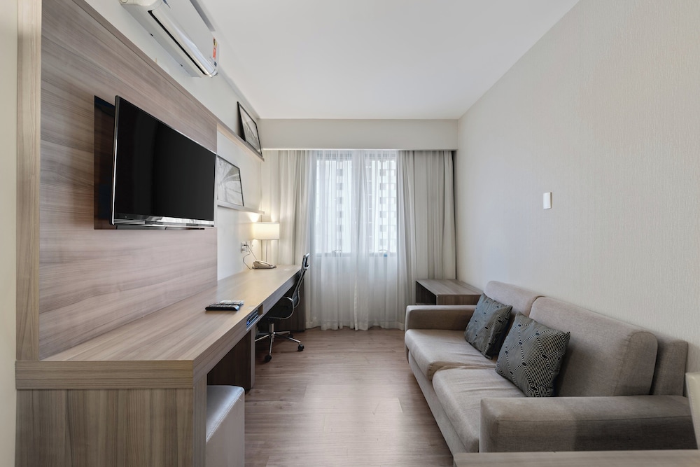 Suite, 1 Bedroom, Kitchen (Mid Floor) thumbnail 6
