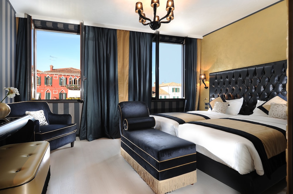 Superior Double or Twin Room, Canal View photo 2