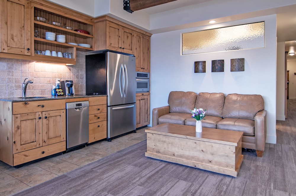 1 Bedroom Luxury Suite, 1 King Bed with Sofa bed, Hot Tub, No View photo 3