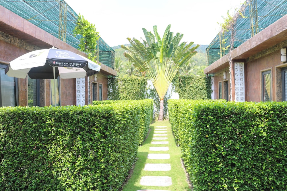 Bungalow with Garden View - Photo 5