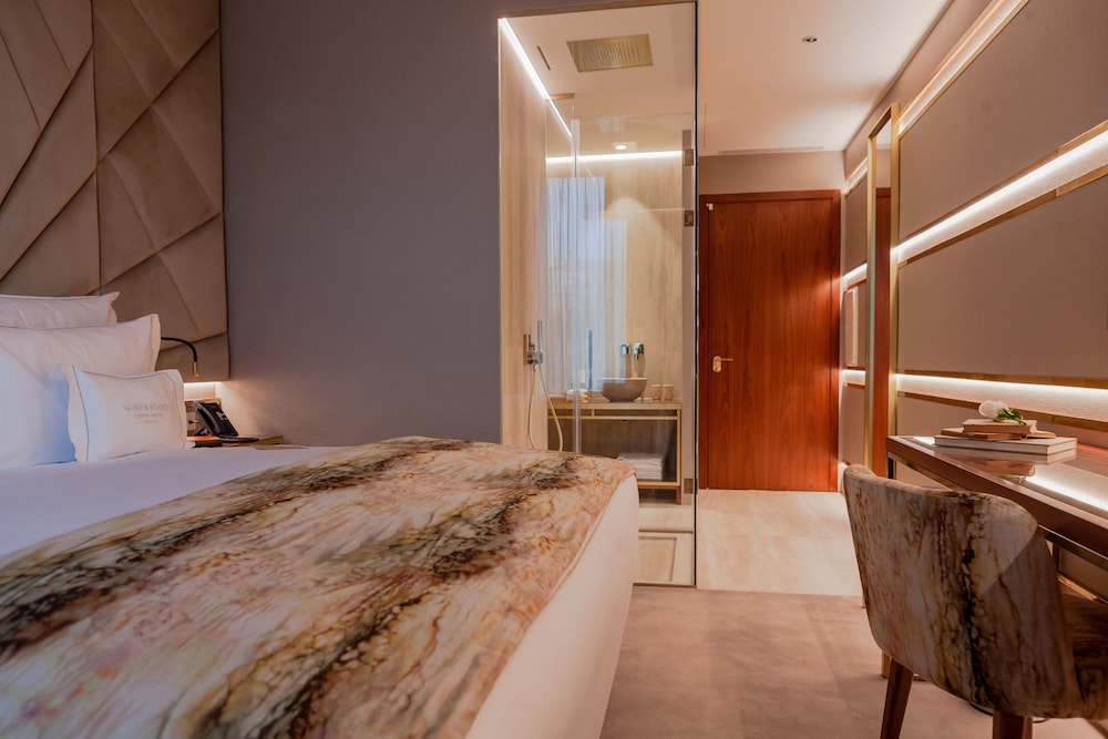 Superior Double Room thumbnail 5