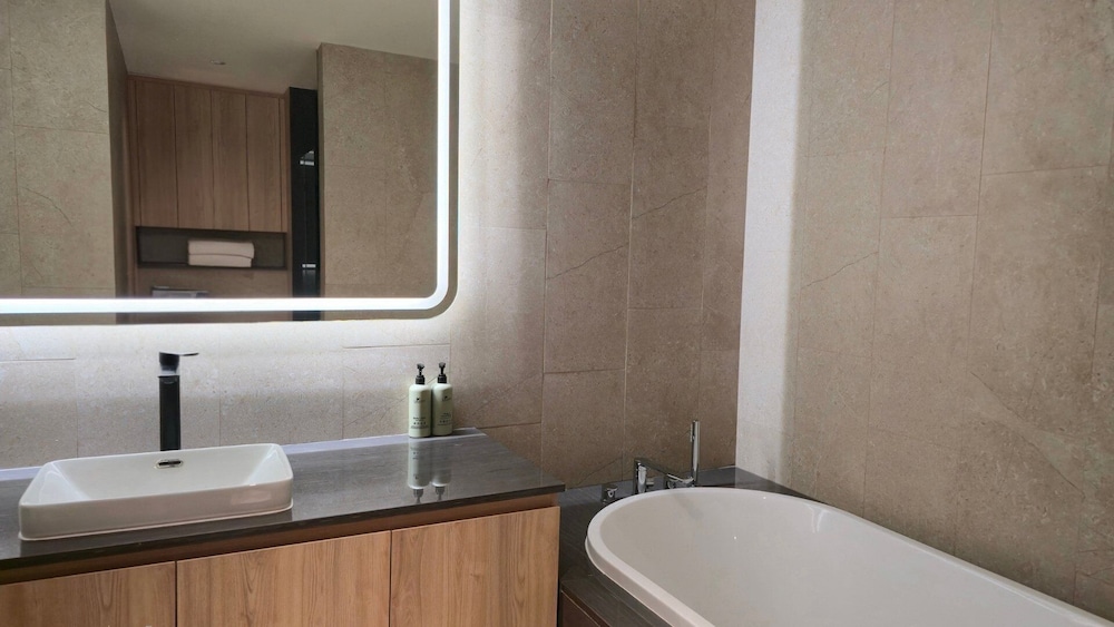 La Green Suite - 2 Bedrooms - Photo 10
