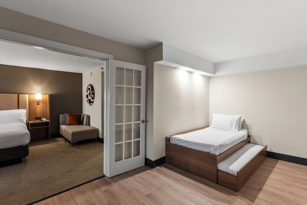 Suite, 1 King Bed (Canadian Skyline View) - Photo 34