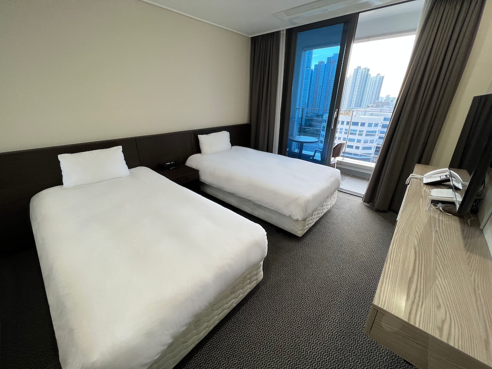 Deluxe Twin (City View)