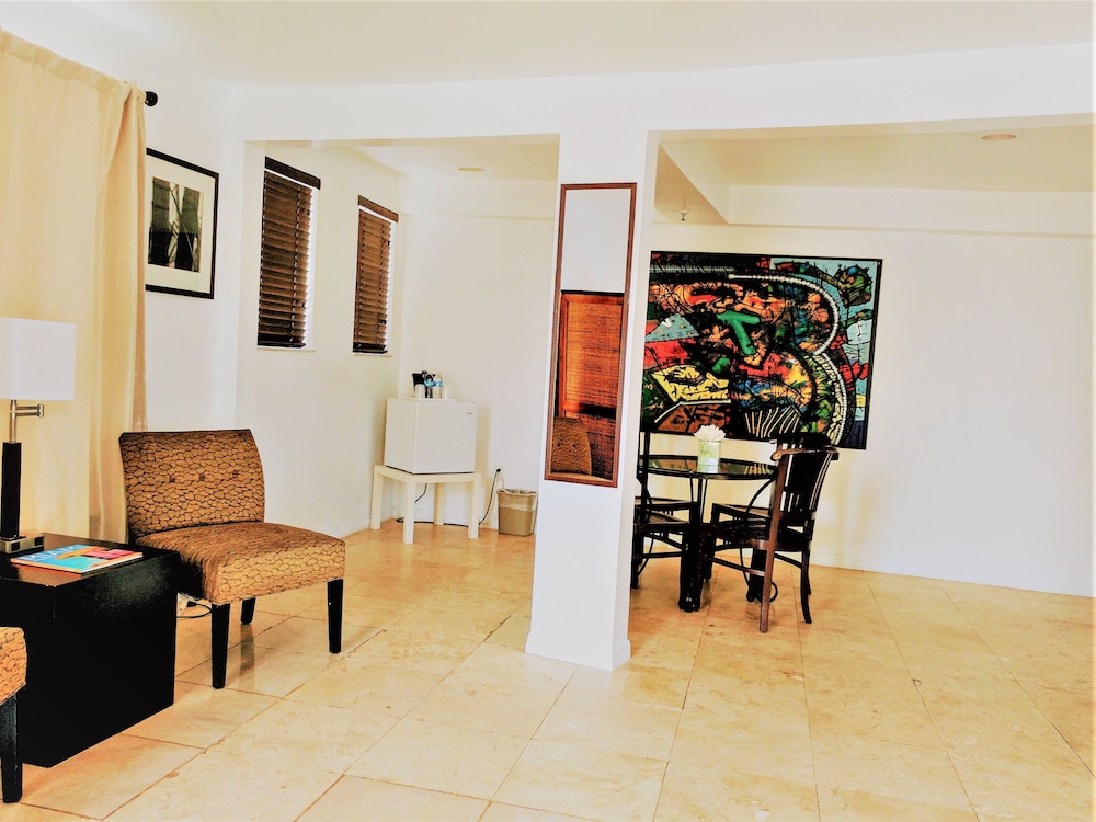 Premium Studio Suite, 2 Queen Beds - Photo 2