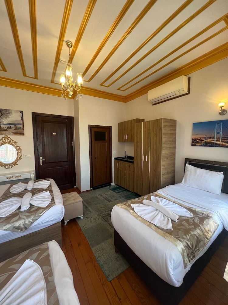 Family Quadruple Room, City View photo 2