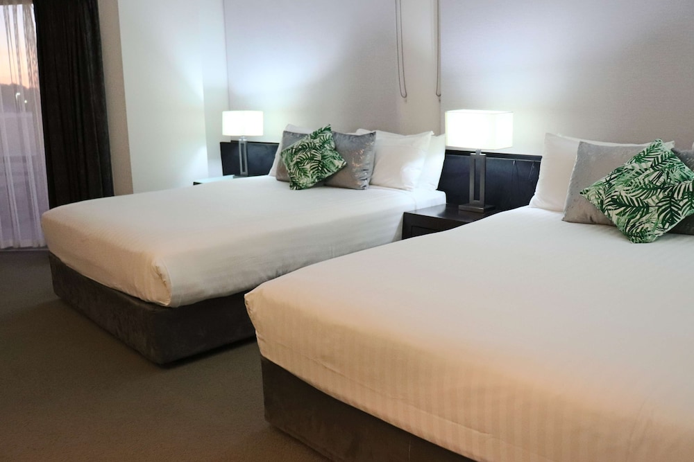 Suite, 2 Queen Beds, Non Smoking, Balcony (with Sofabed) photo 1