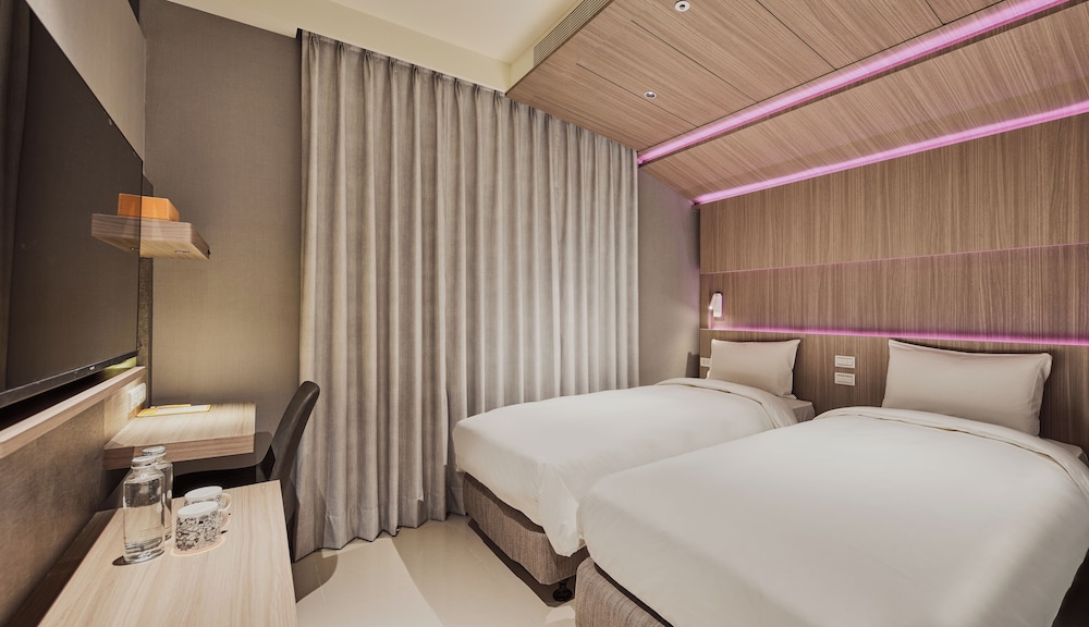 Superior Twin Room, City View