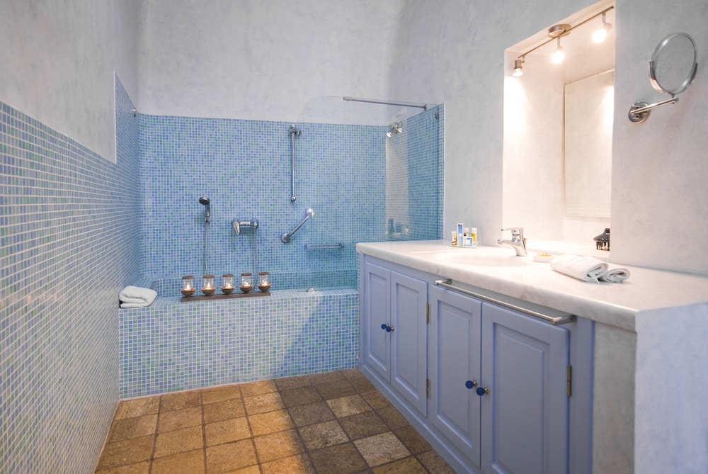 Junior Suite (Caldera View) - Photo 12