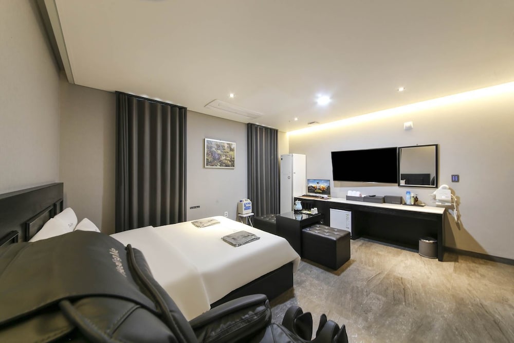 Massage Room - Photo 1