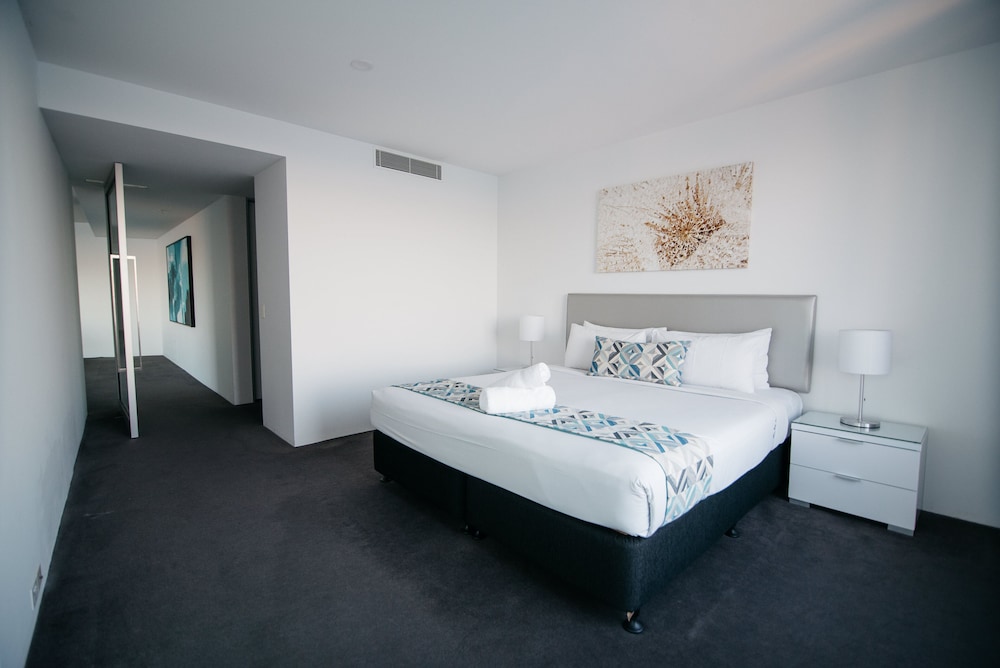 Penthouse, 3 Bedrooms (No Housekeeping)