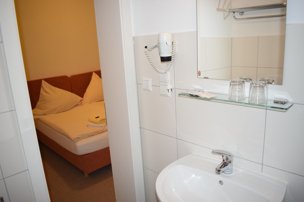 Double or Twin Room, Private Bathroom photo 2